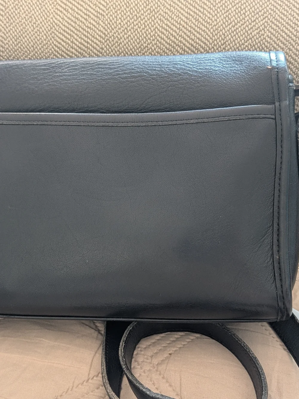 Coach VIntage 1991 Devon Classic Black Glovetanned Leather Turnlock Crossbody